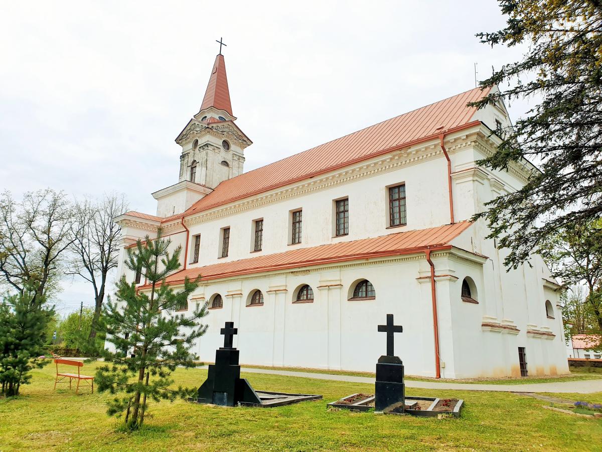 Kunigo Benedikto-Mykolo Urbono kapas Joniškėlio bažnyčios šventoriuje